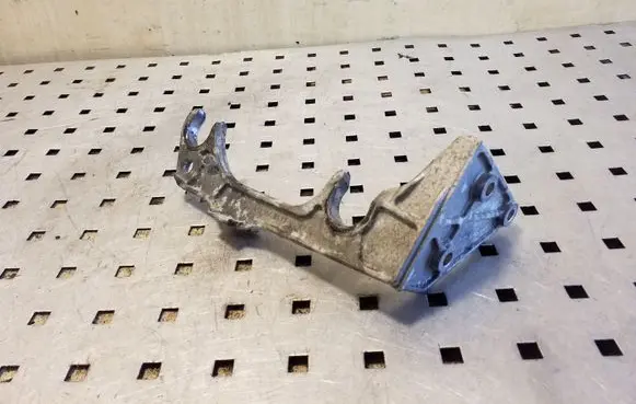 Mercedes-Benz C W204 Air filter cleaner box bracket assembly A6510940127