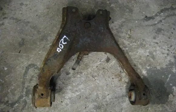 Mitsubishi L200 Front lower control arm/wishbone 4010A013