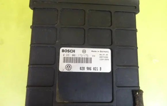 Volkswagen PASSAT B4 Engine control unit/module 028906021B 0281001172