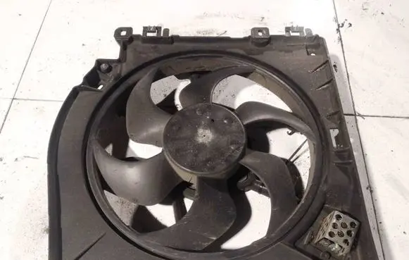 Nissan Note (E11) Radiator cooling fan shroud