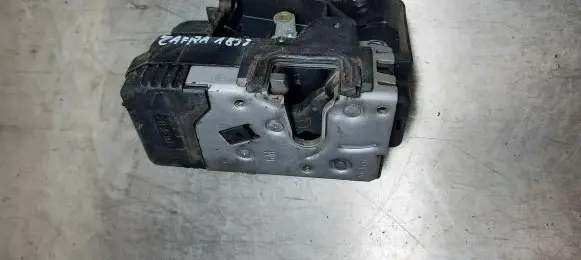 Opel Zafira B Front door lock