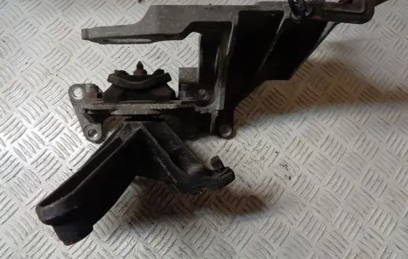 Nissan Qashqai+2 Gearbox mount 8200457080