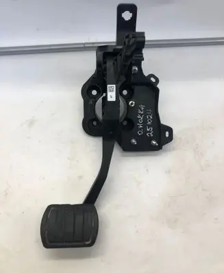 Opel Mokka B Brake pedal 9824305280