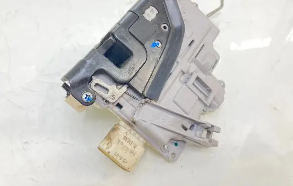 Audi A6 S6 C6 4F Front door lock 4F1837015