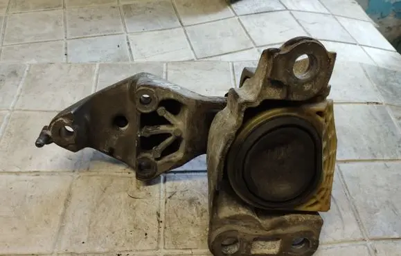 BMW 5 E39 Engine mount bracket