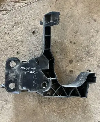 Renault Megane II Front bumper mounting bracket 8200137495
