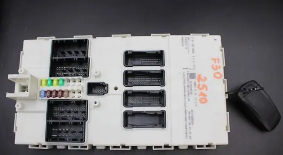 BMW 3 F30 F35 F31 Engine control unit/module 9286111 10681810