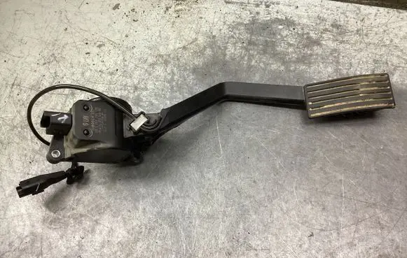 Accelerator throttle pedal
