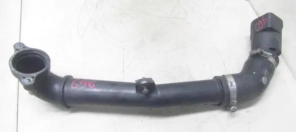Seat Ateca Turbo air intake inlet pipe/hose 04L131111T