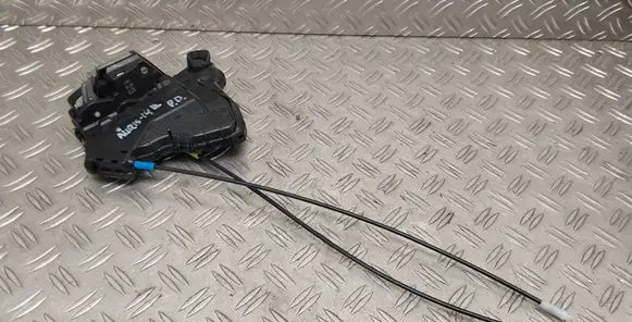 Toyota Auris E180 Front door lock 