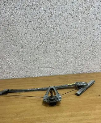 Mercedes-Benz E W124 Rear door window regulator with motor D6829