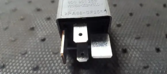 Volkswagen PASSAT B5 Other relay 8D0951253 V23134-J52-X300