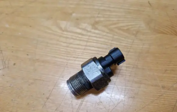 Mazda CX-7 Fuel pressure regulator 03M17 6270 111179