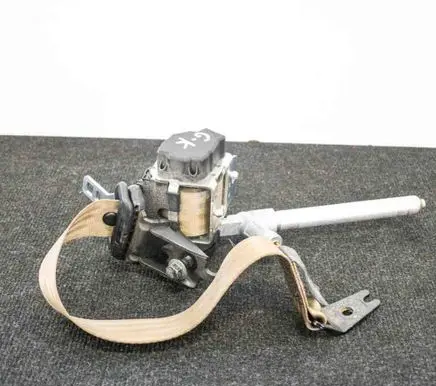 Volvo V70 Rear seatbelt