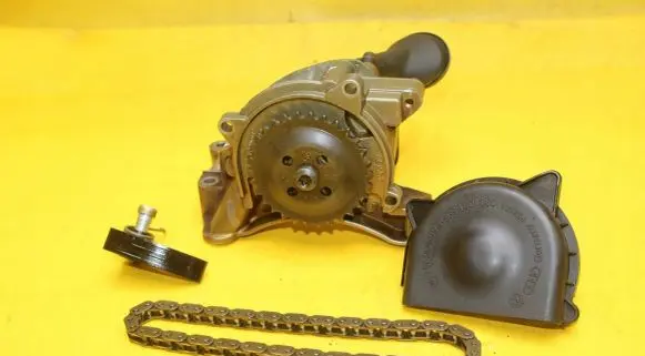 Skoda Octavia Mk2 (1Z) Oil pump 03C105N
