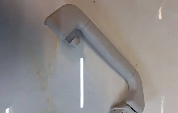 Volkswagen Touareg II Rear interior roof grab handle