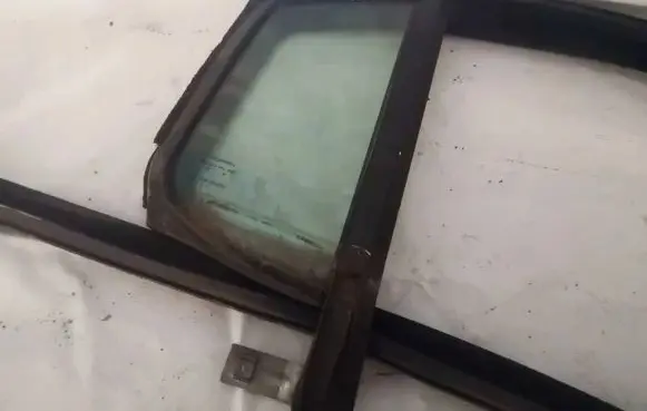 Chrysler Sebring (ST-22 - JR) Rear vent window glass 