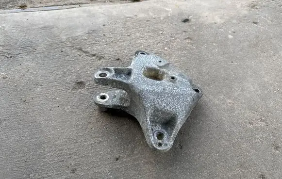 Opel Vivaro Engine mounting bracket 93854645 8200426803