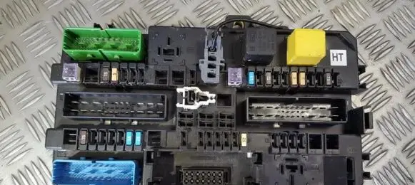 Opel Zafira B Fuse box set 13222173 5dk008669-33