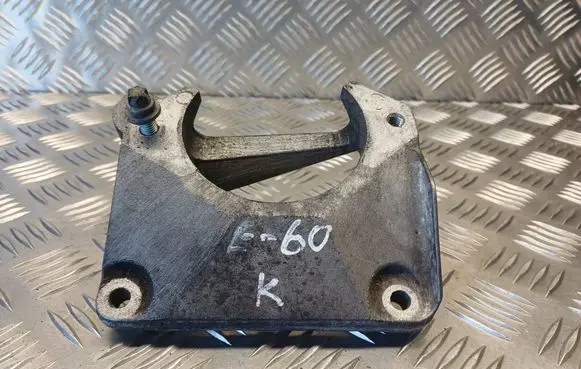 Engine mounting bracket
