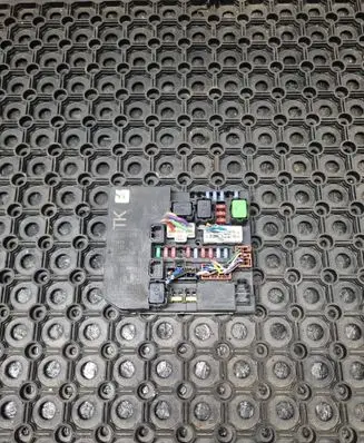 Nissan Juke I F15 Fuse module 284B7 TX2B