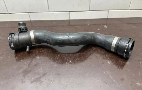 BMW 5 F10 F11 Engine coolant pipe/hose 7619684