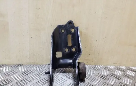 Toyota Avensis T270 Engine mounting bracket