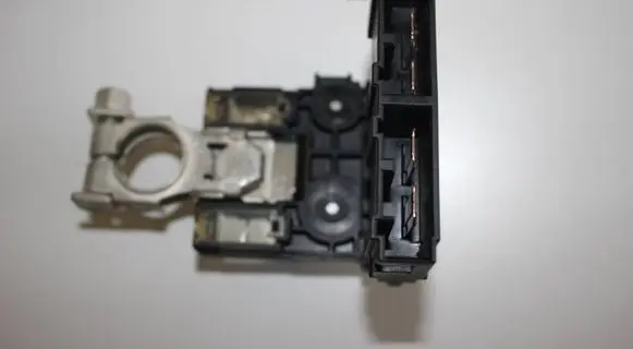 Infiniti Q50 Fuse module