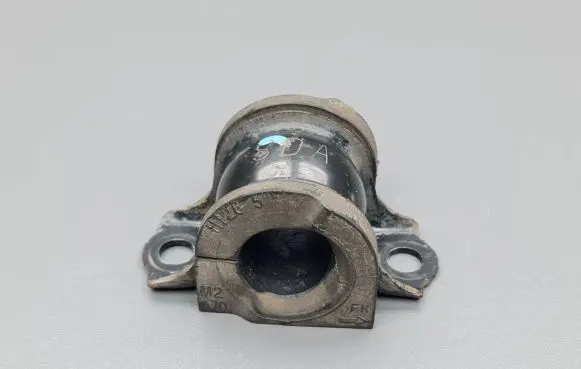 Honda Accord Sway bar bush bracket, front 