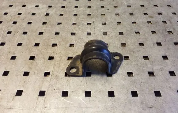 Nissan X-Trail T30 Sway bar bush bracket, front 