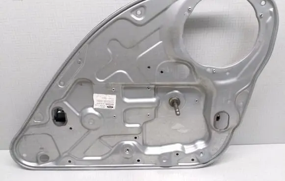 Rear door manual window regulator
