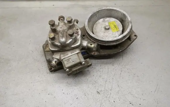 Audi 80 90 B3 Fuel distributor 0438121011 026133353 0438101005