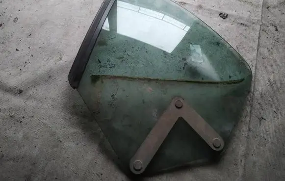 Peugeot 206 Rear side window as2