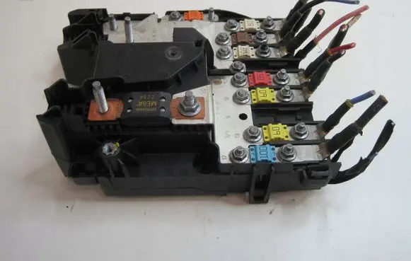 Peugeot Partner III Fuse box set 9822465180