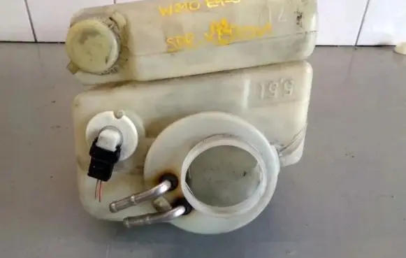 Mercedes-Benz E W210 Windshield washer fluid reservoir/tank
