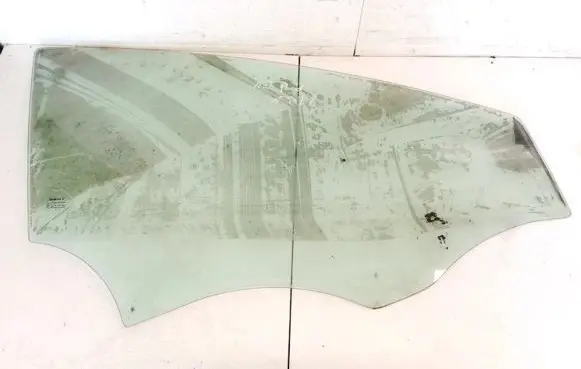 Seat Leon (1P) Front door window glass four-door