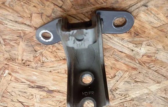 Hyundai i30 Front door lower hinge