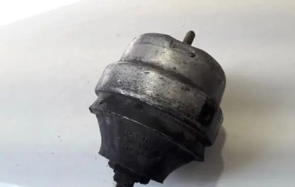 Volkswagen PASSAT B5.5 Engine mount bracket 4B0199379E