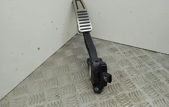 Maserati Ghibli Accelerator throttle pedal 04861715AE