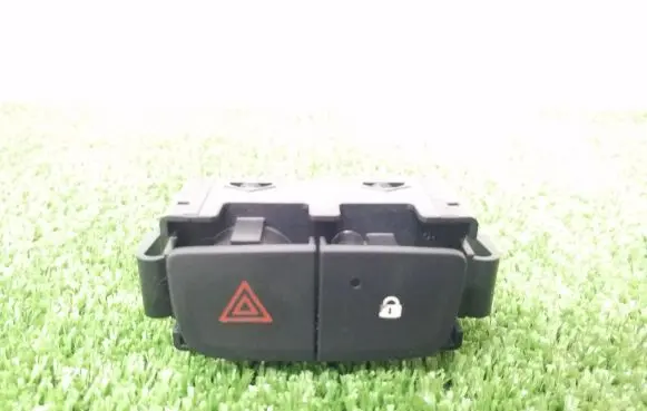 Opel Vivaro Hazard light switch E3160101