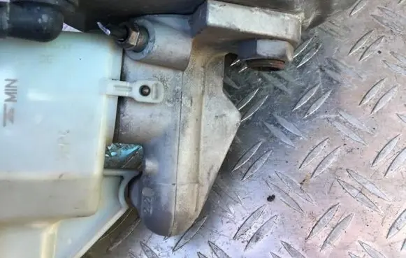 Volkswagen Golf V Master brake cylinder