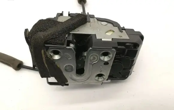Nissan Leaf I (ZE0) Coupe door lock (next to the handle) 