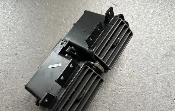 Nissan Patrol Y61 Dash center air vent grill 68750VB000