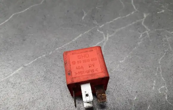 Volkswagen PASSAT B5 Fuel pump relay 899519000