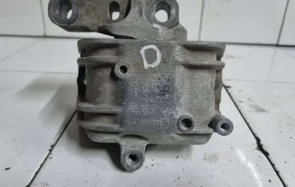 Volkswagen Jetta V Engine mount bracket 1K0199262