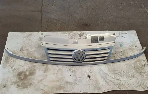 Volkswagen Sharan Front grill 7M0853651 95VW8200
