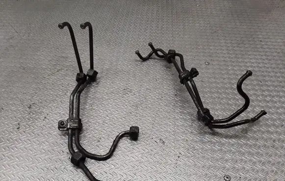 Fuel injector supply line/pipe