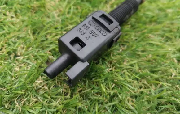 Audi A4 S4 B5 8D Brake pedal sensor switch 811907343B 343B