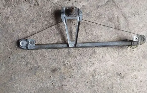 Rear door manual window regulator