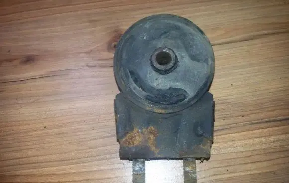 KIA Clarus Engine mount bracket